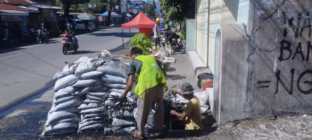 TEKS FOTO : Petugas membersihkan drainase di sejumlah titik rawan banjir, Kamis (1/5/2025). IST