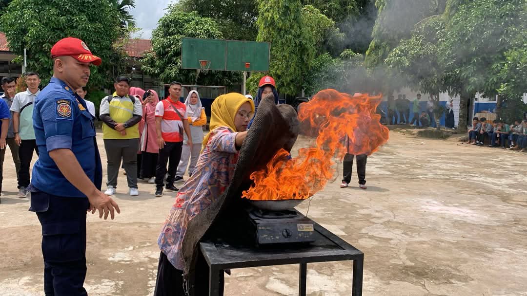 TEKS FOTO : Damkar Kota Padang edukasi pencegahan kebakaran di sekolah-sekolah, Kamis (1/5/2025). IST