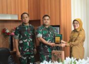 Pejabat lama Kodim 0310/SSD Letkol Inf Reno Handoko dan pejabat baru Letkol Czi Joko Stradona silaturrahmi ke Pemkab Dharmasraya