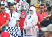 Lisda Hendrajoni Lepas Peserta Jalan Santai di Car Free Day Wisata Amping Parak