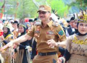 Ribuan Pelajar Meriahkan Pawai Alegoris HUT RI ke-80 di Pesisir Selatan