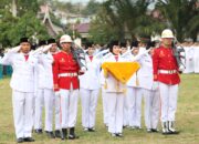 Tim Garuda Putih Paskibara Bukittinggi Turunkan Bendera Pusaka Merah Putih