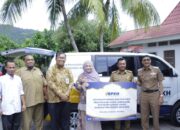 Lisda Hendrajoni Bawa Bantuan Ambulans dan Mobil Rescue untuk Pesisir Selatan
