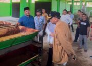 Bupati Hendrajoni Tinjau Sentra IKM Gambir Sutera, Dorong Hilirisasi Komoditas Unggulan