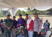 Lisda Hendrajoni Serahkan Kursi Roda dan Tongkat untuk Warga Sutera