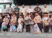 Wako Bukittinggi Serahkan Seragam Sekolah Senilai Rp2,8 Miliar