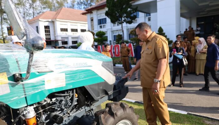 18 Kelompok Tani di Pariaman Terima Bantuan Alsintan dari Kementan dan DPR RI