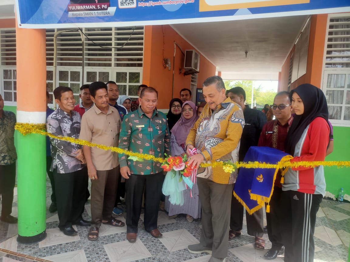 Anggota DPRD Sumbar Zarfi Deson Serahkan Bantuan Mobil Operasional untuk SMAN 1 Sutera