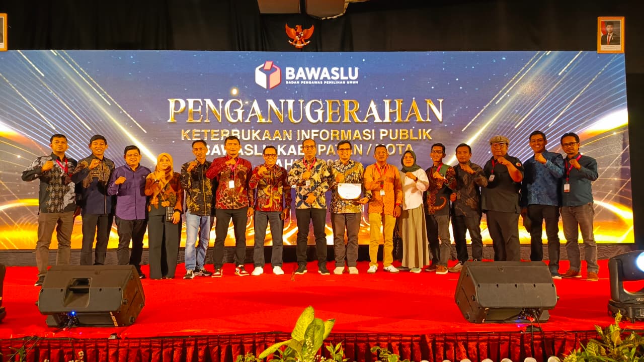 Bawaslu Pessel Raih Penghargaan PPID Terbaik I se-Sumbar, Diganjar Predikat “Informatif”