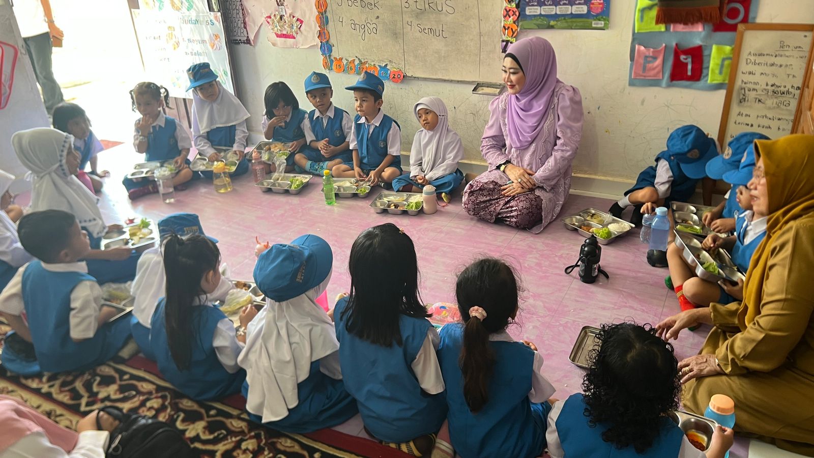 Bunda PAUD Pessel Tinjau Program Makan Bergizi di TK Pembina 2 Painan
