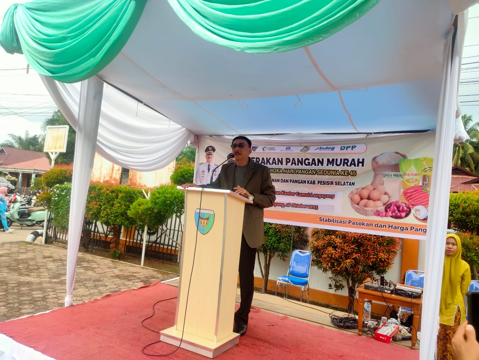 Bupati Pesisir Selatan Hendrajoni saat menghadiri kegiatan Gerakan Pangan Murah (GPM) di kantor Camat Lengayang.