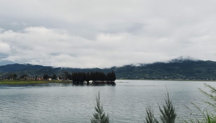 Terbelah Oleh Legenda, Disatukan Pesona: Misteri Danau Kembar Alahan Panjang yang Menyihir Wisatawan