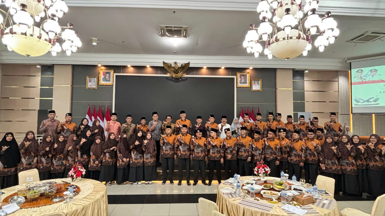 Peserta Foto Bersama dengan Gubernur Sumbar Mahyeldi Ansharullah /ist