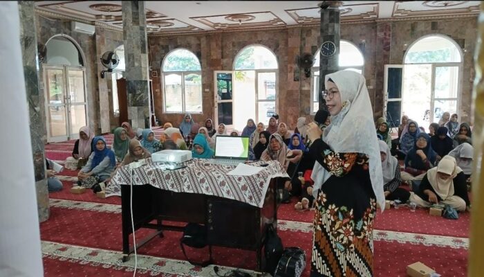 Dosen Poltekkes Edukasi Kader Posyandu di Nanggalo