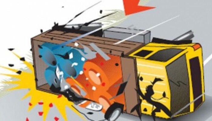 Truk Pembawa Pasir Terguling di Kiambang