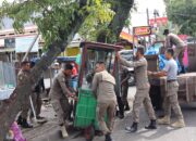 Sat Pol PP Padang Tertibkan Lapak PKL di Atas Trotoar