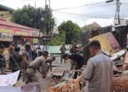 Bongkar Bangli, Satpol PP Bawa Gerobak dan Etalase