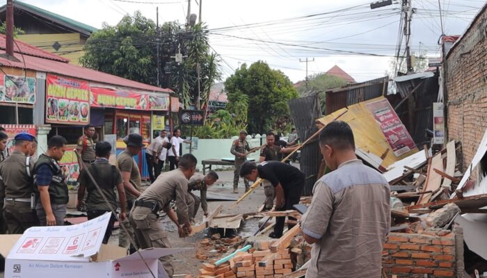 Bongkar Bangli, Satpol PP Bawa Gerobak dan Etalase