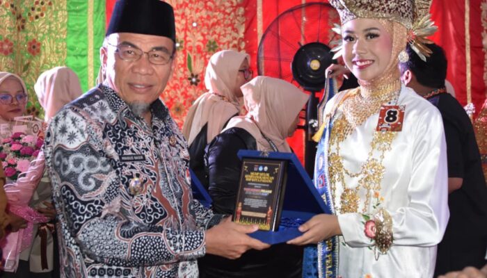 Zafran Abbas dan Khesy Jenerga Andres Dinobatkan Sebagai Rang Mudo dan Puti Bungsu