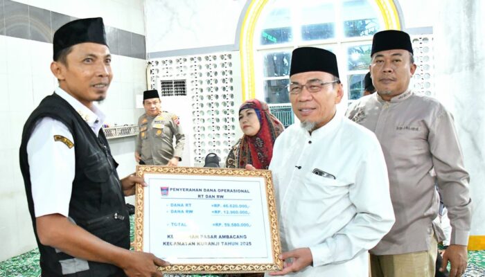 Maigus Nasir Serahkan Dana Operasional se-Kecamatan Kuranji