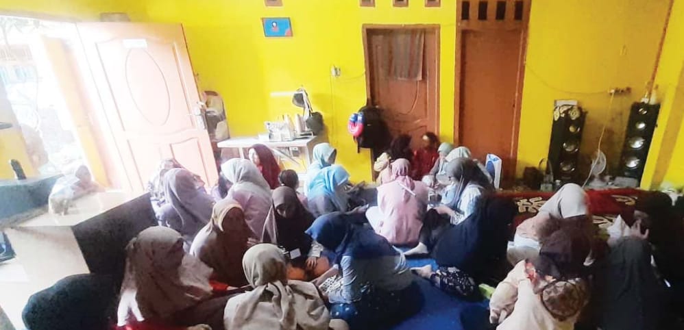 Ibu-ibu penerima PKH di Kelurahan Padang Sarai sedang belajar TikTok Marketing, beberapa hari lalu