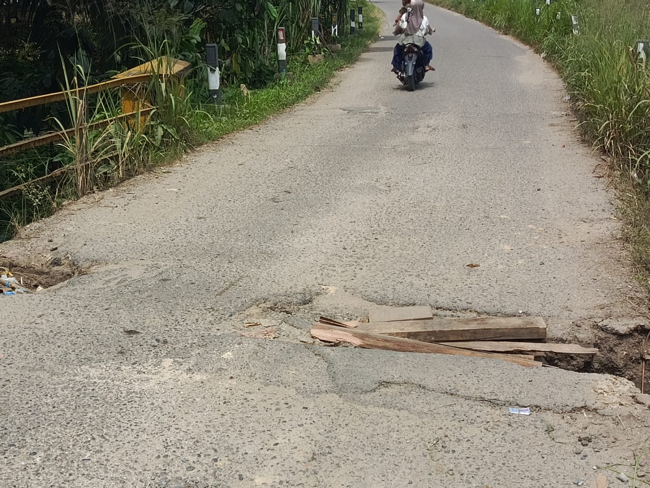 Jembatan berlobang di jalan provinsi membentang di Sialang Gaung Kecamatan Koto Baru Kabupaten Dharmasraya.