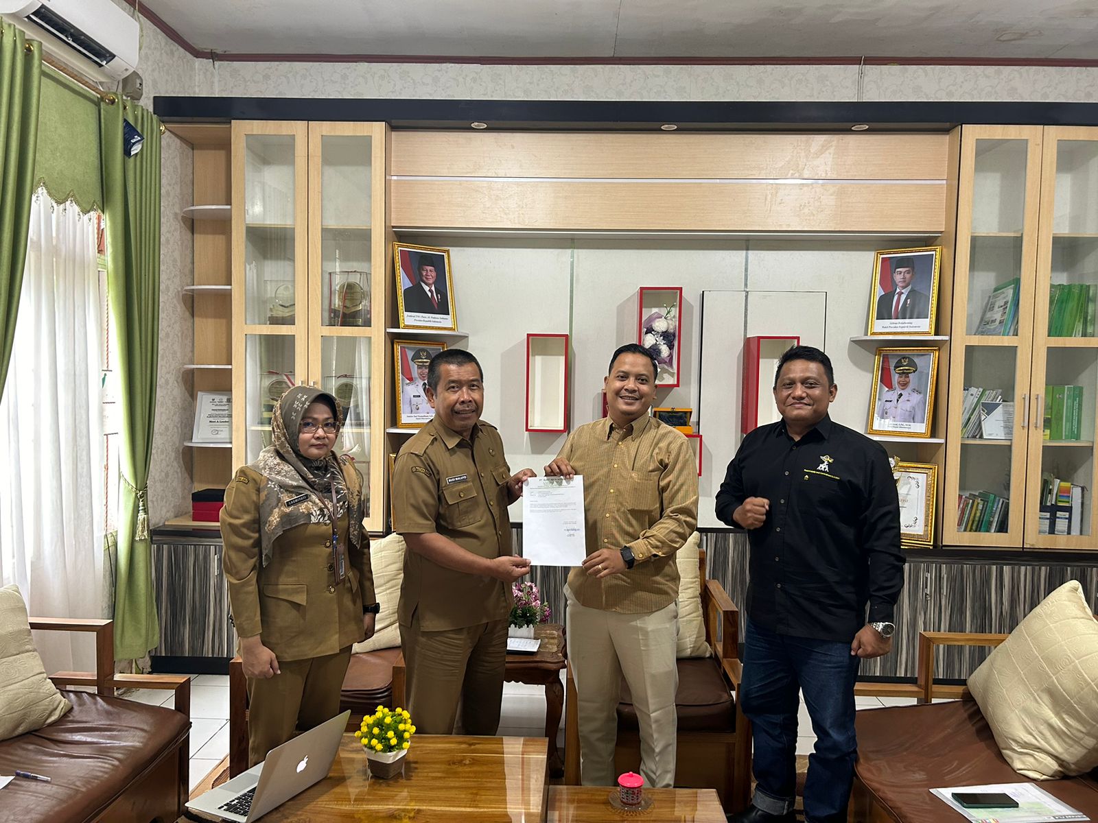 Kepala DLH Budi Waluyo Budi Waluyo, menerima surat komitmen partisipasi PT BRM untuk pengadaan kontainer sampah.