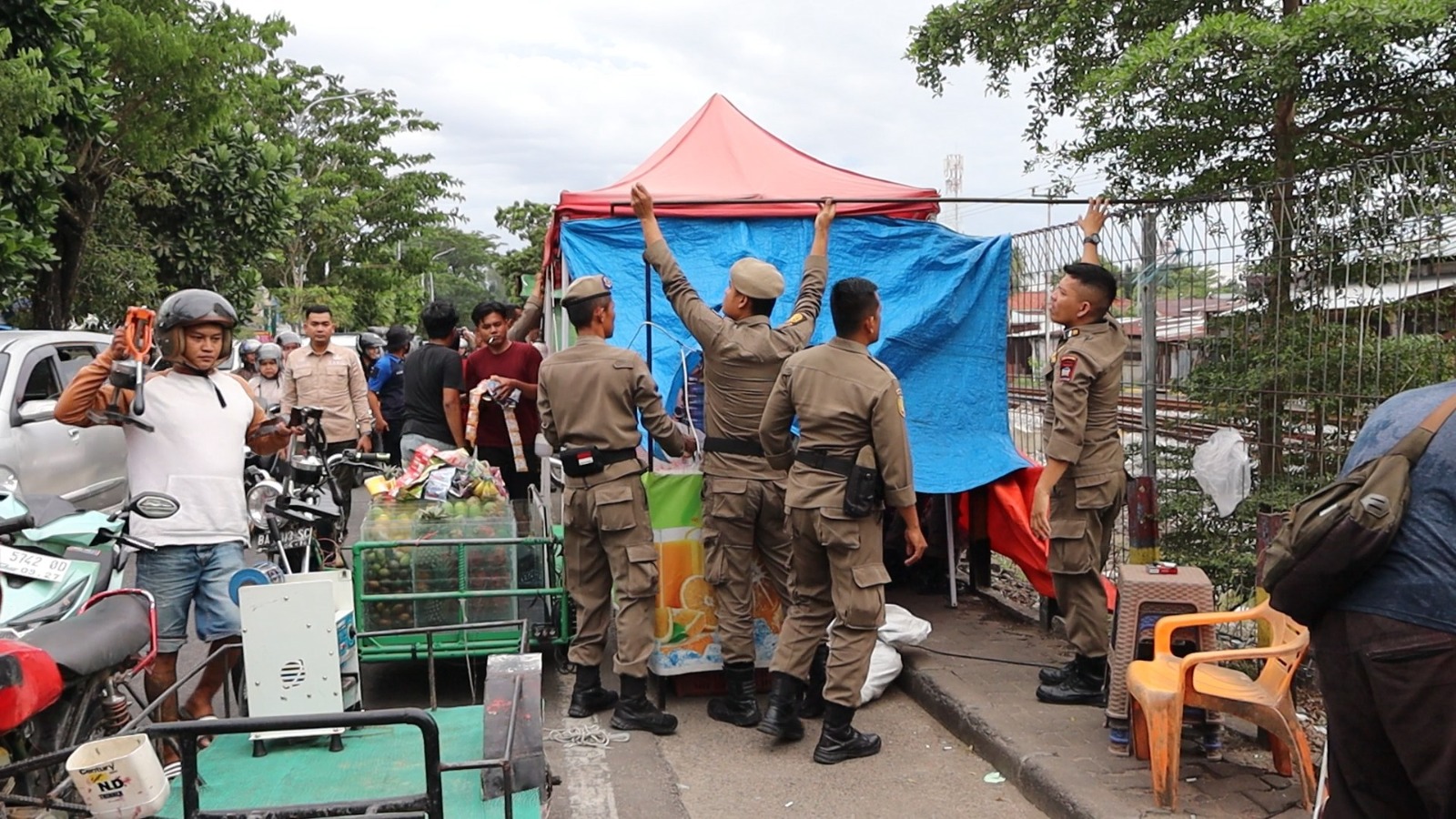 Macet Tak Kunjung Reda, Satpol PP Padang Tertibkan PKL di Tabing, Satu Pemuda Diamankan Usai Ancam Petugas