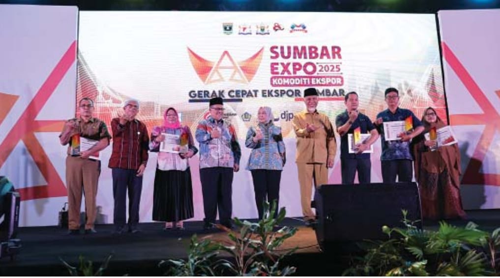 KETUA DPRD Sumbar, Muhidi bersama Gubernur Sumbar, Mahyeldi dan pemangku kepentingan terkait lainnya saat membuka Sumbar Expo 2025 bertajuk “Komoditi Ekspor, Gerak Cepat Ekspor Sumbar” di Hotel Trumtum Padang, Senin (27/10)
