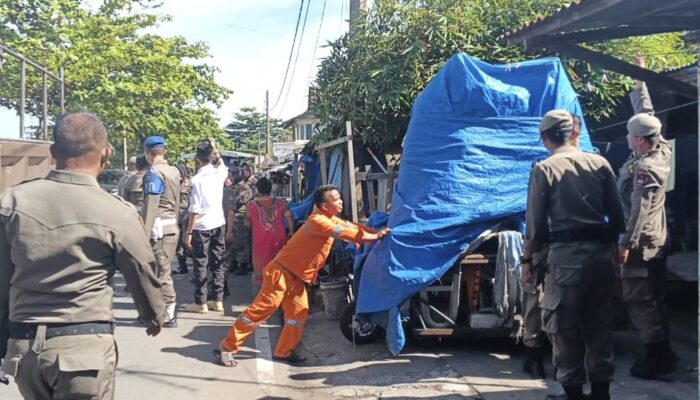 Lapak Ditinggal Pemilik, Satpol PP Turun Tangan Bikin Pantai Padang Kembali Bersih dan Tertib