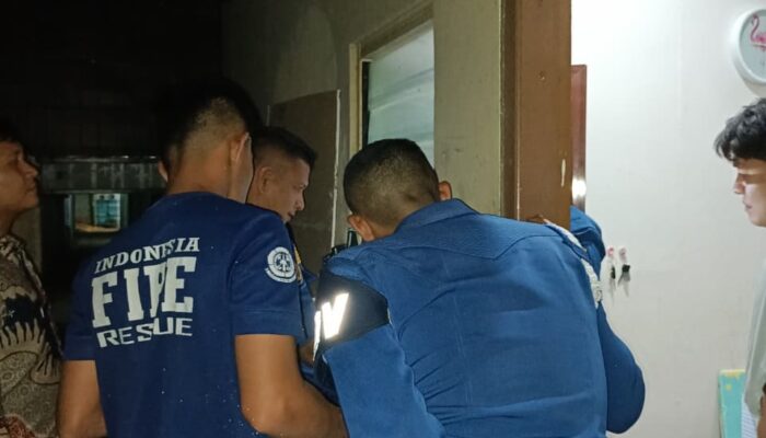 Tim Damkar Berhasil Selamatkan Tiga Orang Terkurung di Kamar