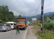 Fuso Mogok Picu Kemacetan Mengular di Jalur Padang–Solok, Pengendara Terjebak Hampir Satu Jam!