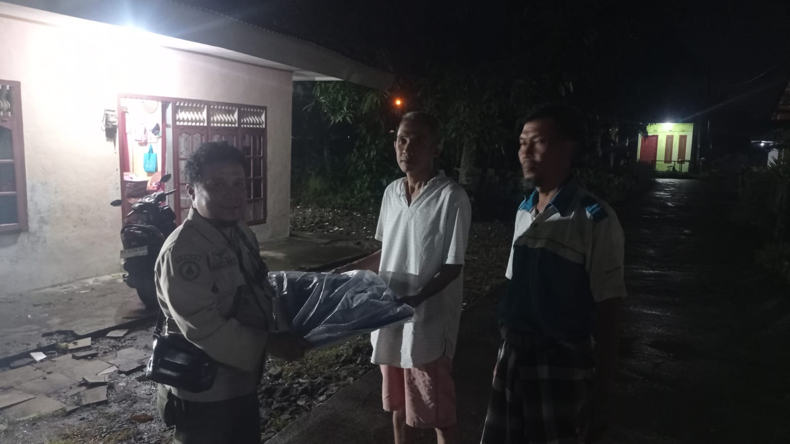 Puting Beliung Malam Ini Terjang Ulak Karang Selatan, 2 Rumah Rusak dan Bantuan Segera Disalurkan