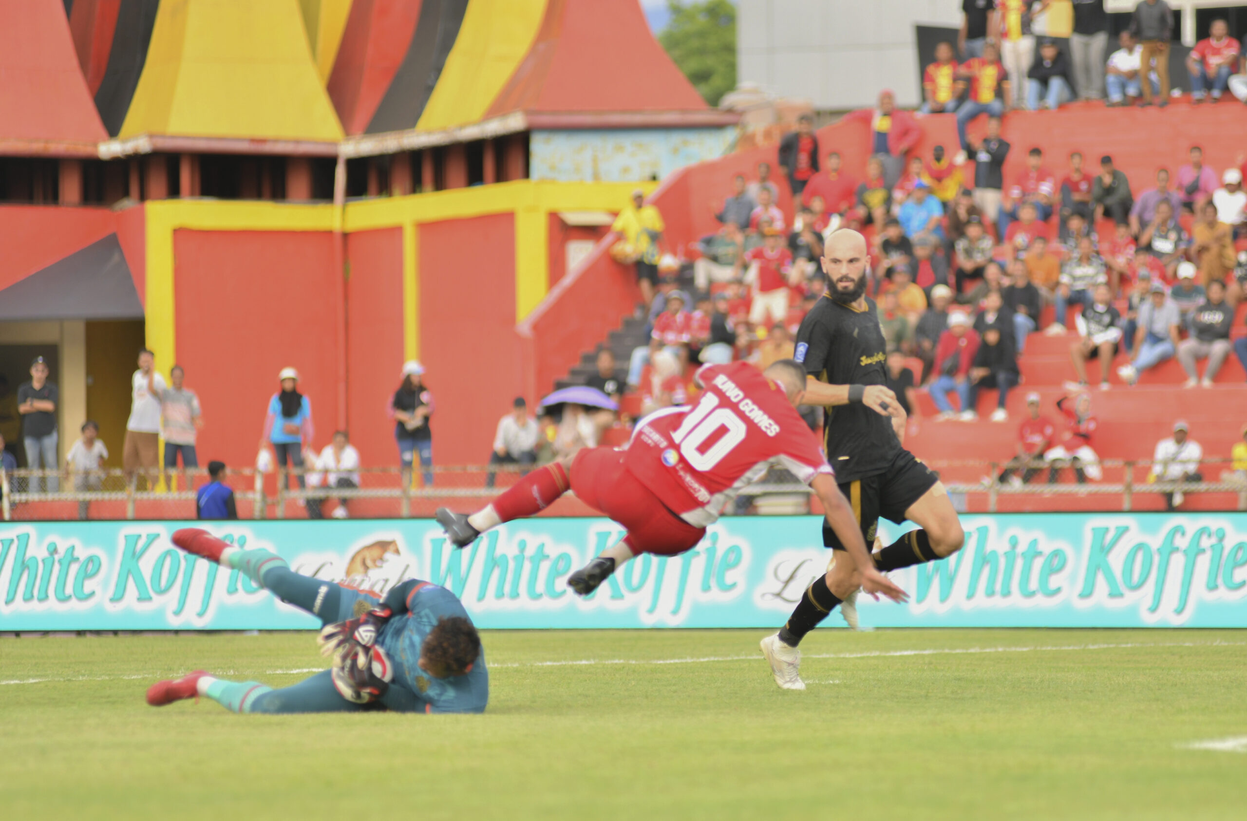 Pemain Semen Padang Fc Bruno Gomes terjatuh saat berduel dengan kiper Bhayangkara Presisi Lampung Fc dalam lanjutan BRI Super League di stadion Gor Agus Salim, Kota Padang, Senin (20/10). Dalam pertandingan tersebut Semen Padang Fc alami kekalah 0-1.