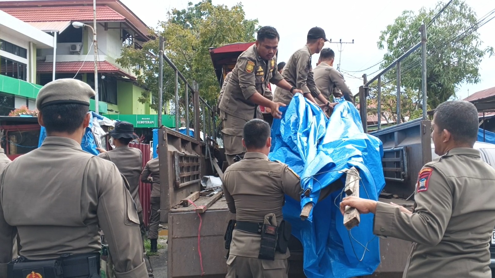 Satpol PP Padang Kembali Bongkar Lapak PKL yang Nekat Kuasai Fasum, Drainase dan Trotoar