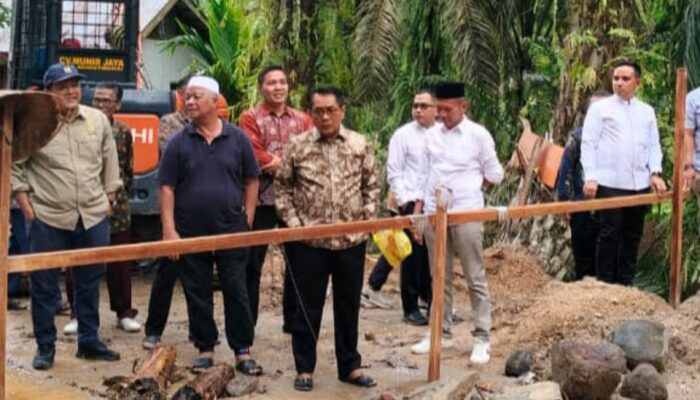 Progres Baru 10 Persen, Jhon Kenedy Azis Ingatkan Pelaksana Pembangunan Jembatan Batang Maduang