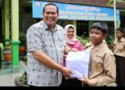 496 Siswa SMP di Pariaman Terima Seragam Gratis
