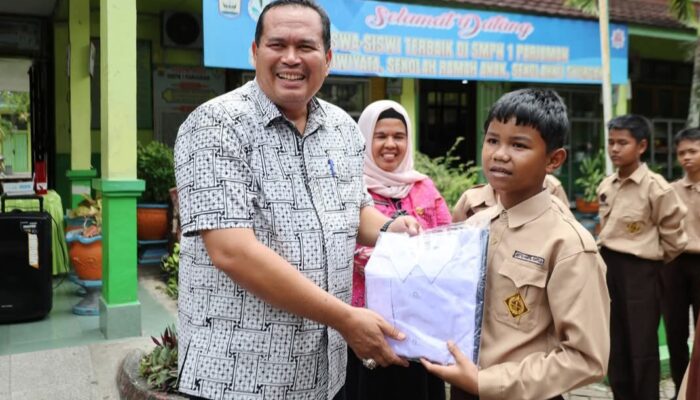 496 Siswa SMP di Pariaman Terima Seragam Gratis