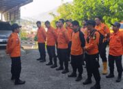 TIM SAR TURUN KE DASAR JURANG EVAKUASI KORBAN PEMBUNUHAN BAYI