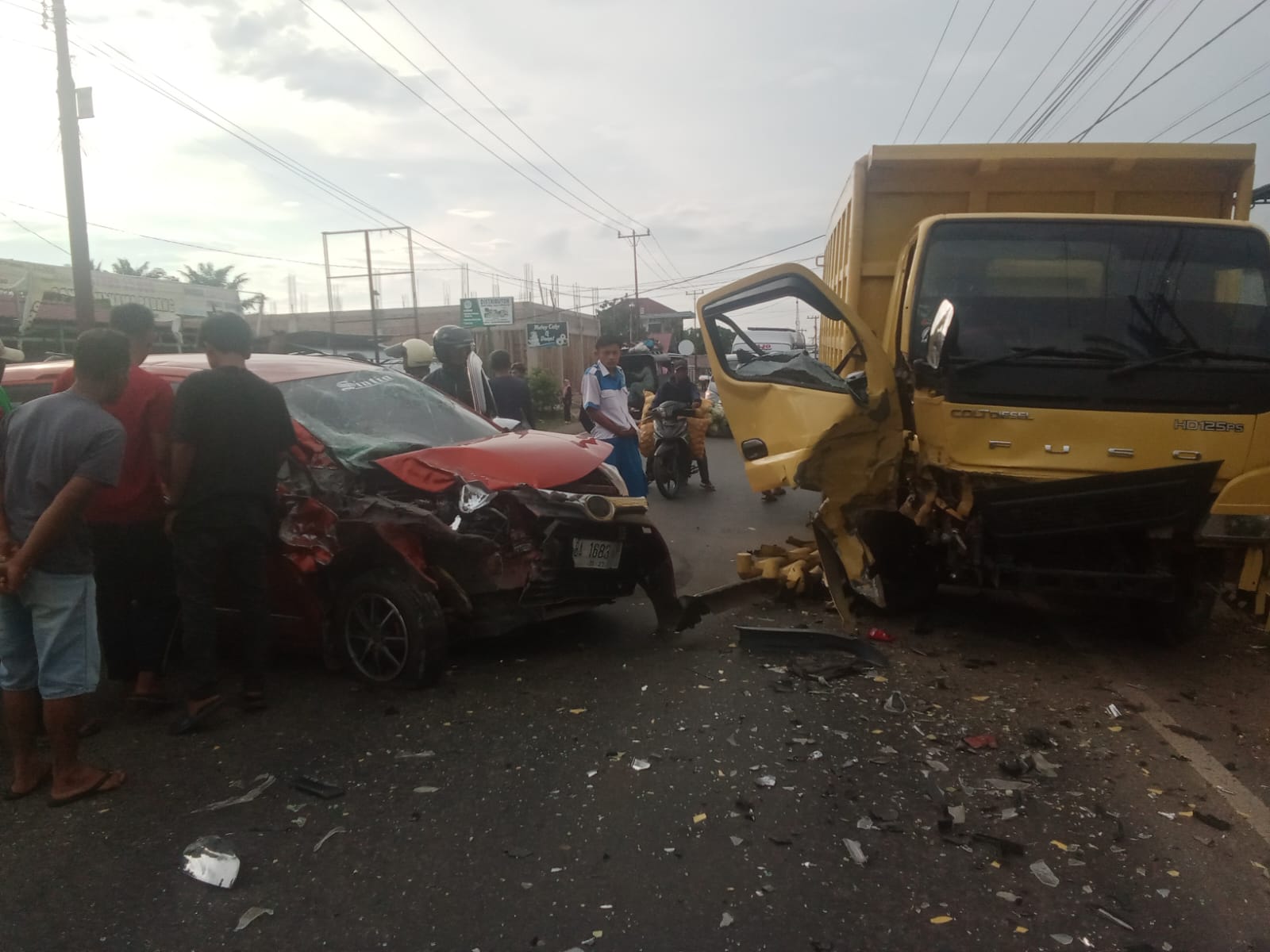 Truk Fuso Tabrak Minibus di Pesisir Selatan