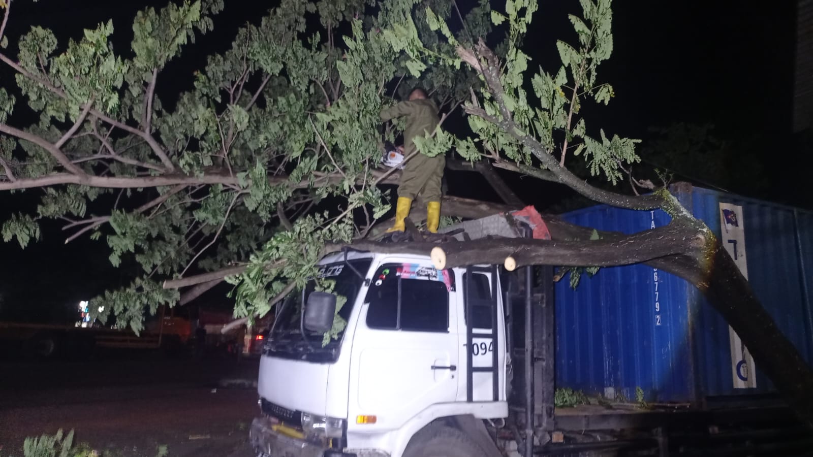 Truk Tabrak Pohon di By Pass Kilometer 2, Jalur By Pass Lumpuh Total Jumat Malam