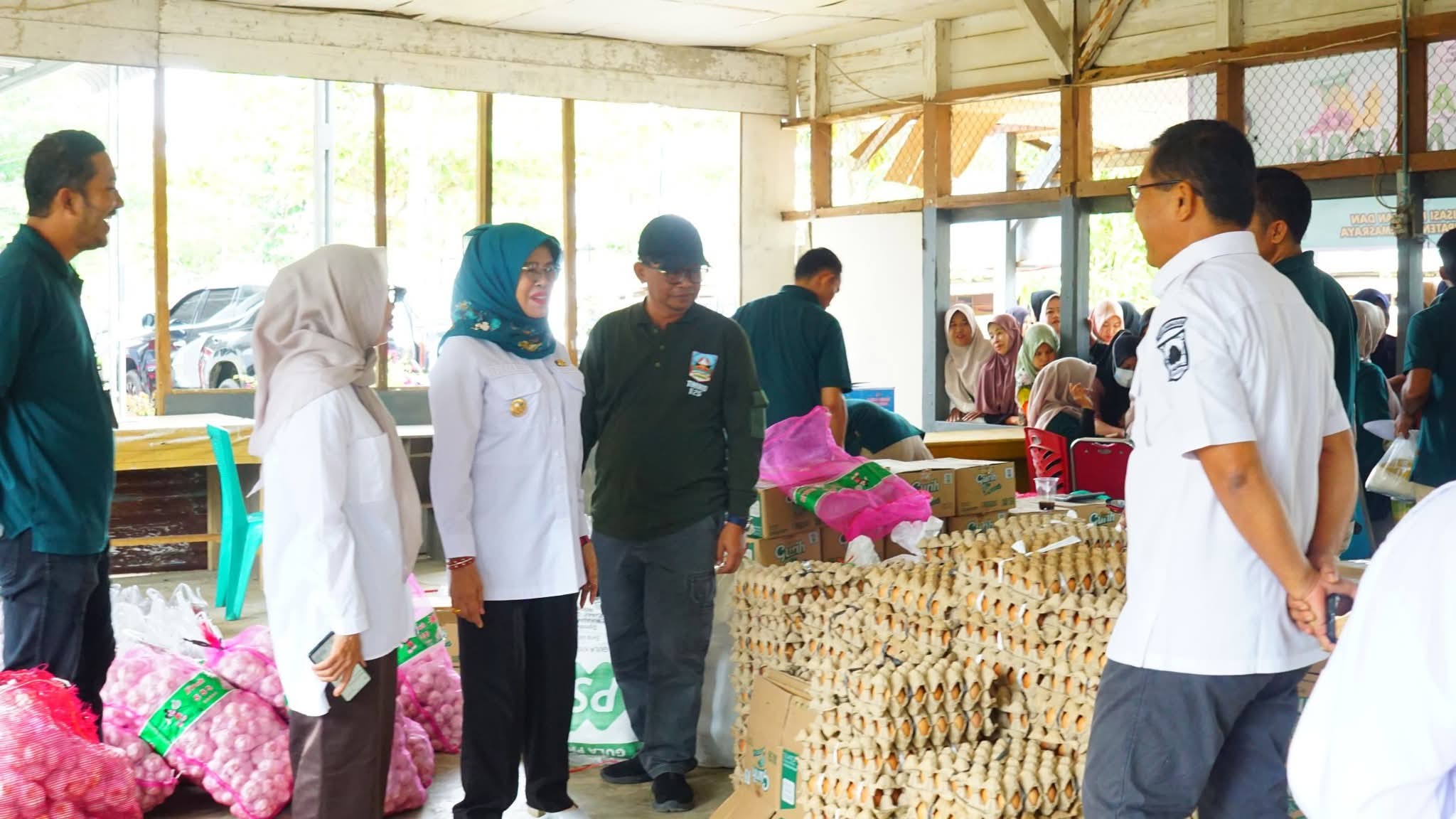 Wabup Dharmasraya, Leli Arni, membuka Gelar Pangan Murah di Sungai Duo