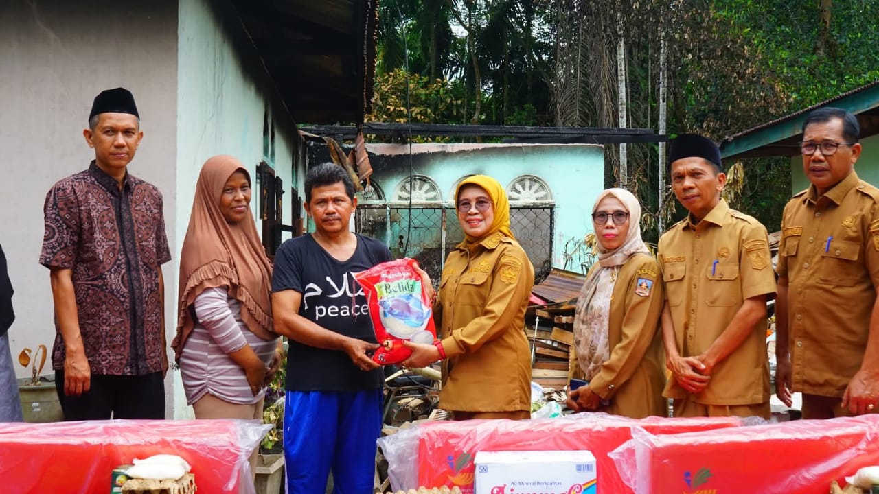 Wabup Leli Arni Turun Langsung Beri Bantuan