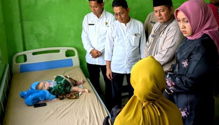 Bupati Pasaman dan Istri Besuk Balita Penderita Kekurangan Gizi di RSU Tuanku Imam Bonjol