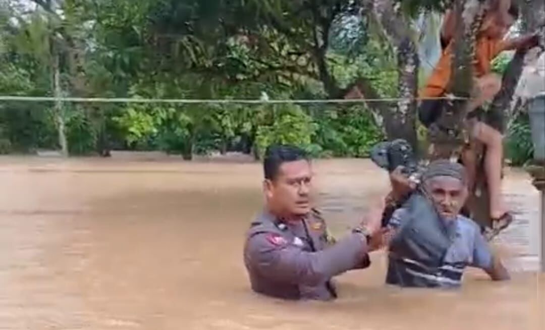 Aipda Afrikonaldi Lakukan Aksi Heroik, Selamatkan Lansia Terjebak Banjir di Koto XI Tarusan