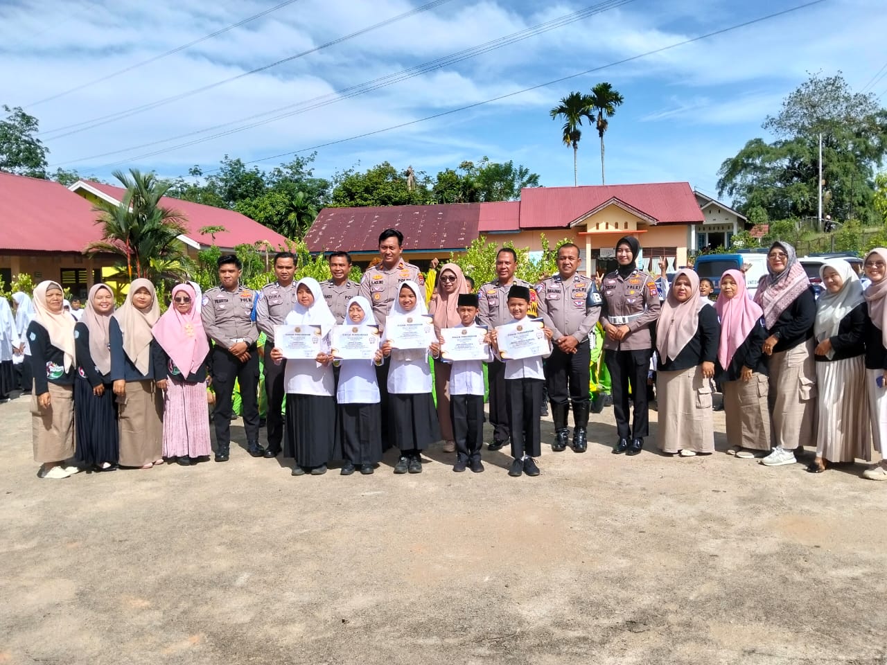 Apresiasi partisipasi dalam lomba Polisi Cilik, Kasatlantas Serahkan Piagam Penghargaan