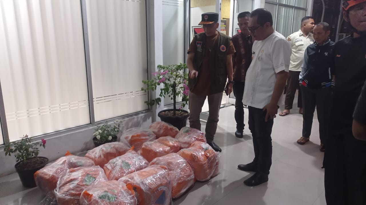 BPBD Kota Padang Salurkan 24 Paket Bantuan untuk Warga Terdampak Abrasi Pantai