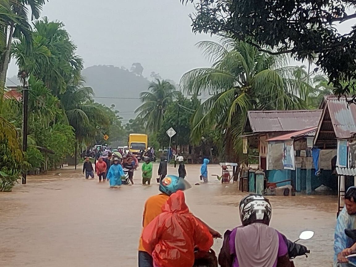 Banjir dan Longsor Landa Pesisir Selatan, 21.280 Warga Dilaporkan Terdampak dan Mengungsi