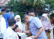 Wali Kota Ramlan Nurmatias Serahkan Donasi Siswa se-Kota Bukittinggi untuk Korban Kebakaran