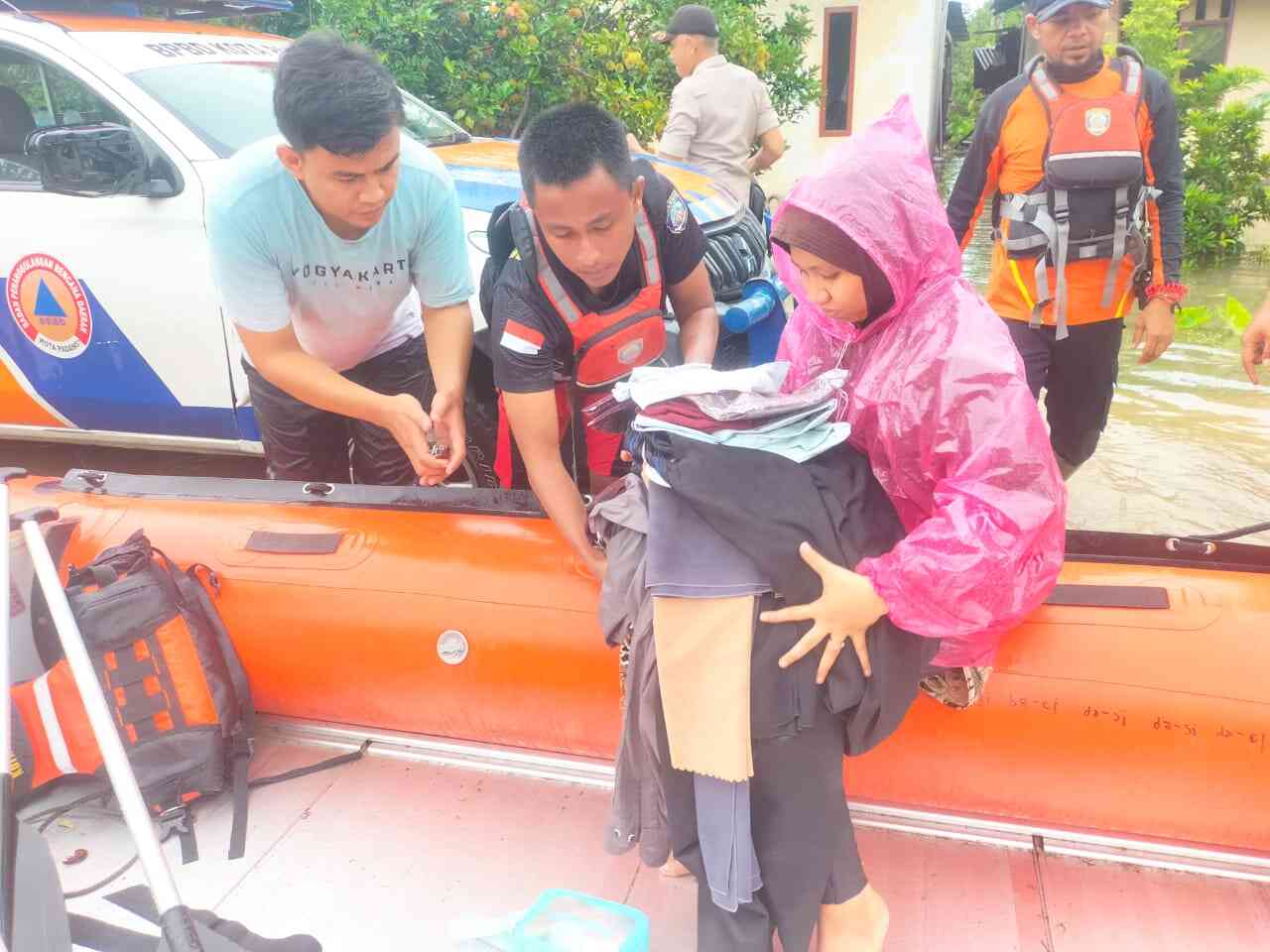 Basarnas Padang Kerahkan Rescuer di Tengah Hujan Badai
